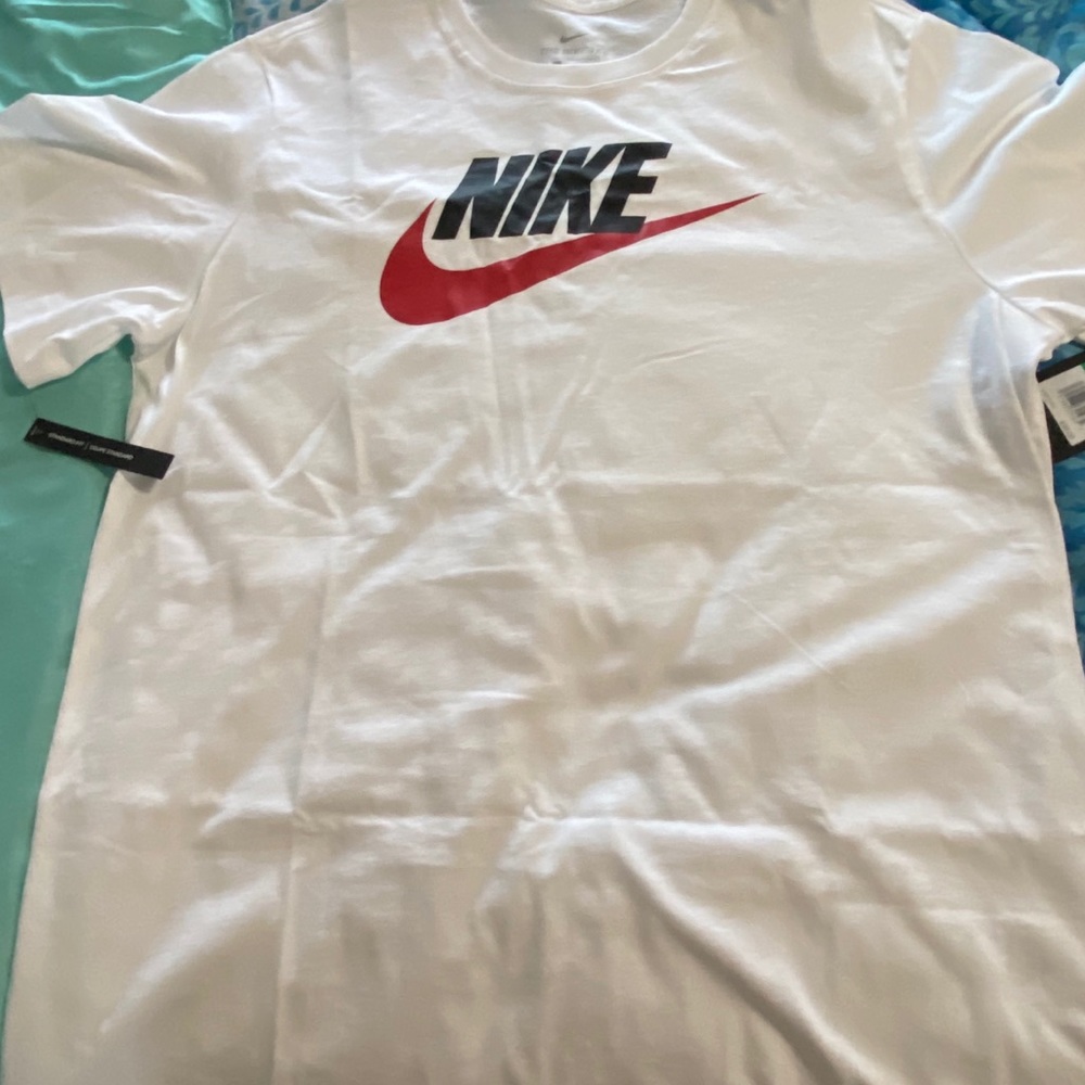 Nike men’s brand new T-shirt